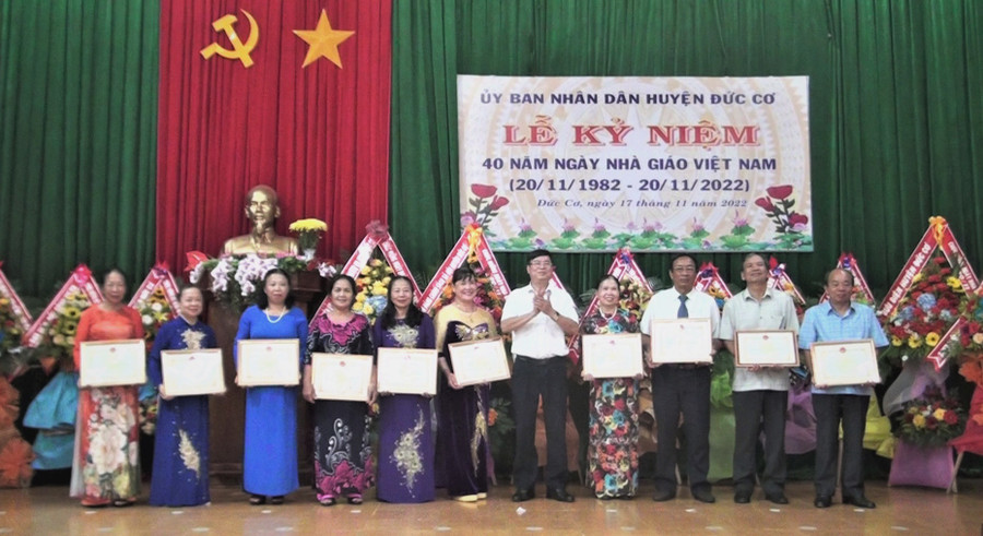Lãnh đạo huyện Đức Cơ trao giấy khen cho các cá nhân có thành tích tốt trong sự nghiệp Giáo dục và Đào tạo của huyện. Ảnh: Mỹ Duyên Lãnh đạo huyện Đức Cơ trao giấy khen cho các cá nhân có thành tích tốt trong sự nghiệp Giáo dục và Đào tạo của huyện. Ảnh. Đinh Yến