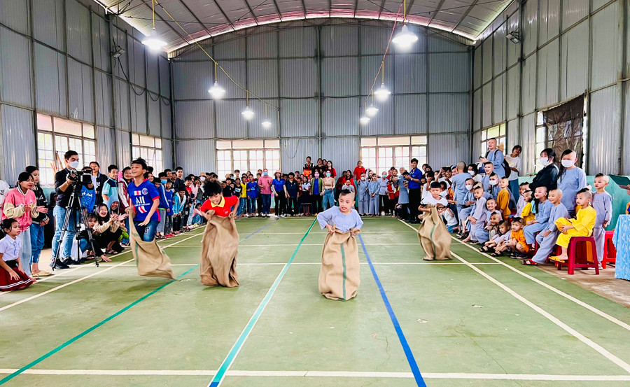 Các em thiếu nhi tham gia trò chơi nhảy bao bố. Ảnh: Minh Nhật