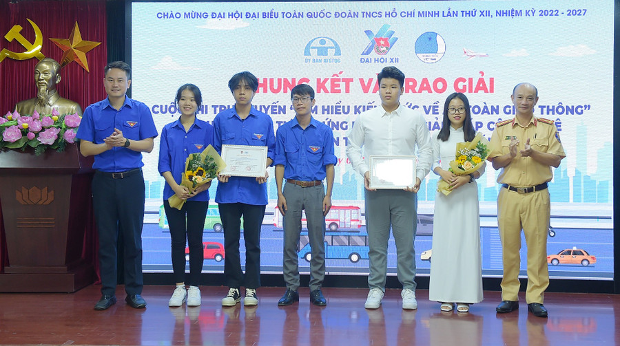 Hai nhóm tác giả đoạt giải nhì Cuộc thi “Ý tưởng ứng dụng các giải pháp công nghệ đảm bảo trật tự an toàn giao thông”. Ảnh: Xuân Tùng Hai nhóm tác giả đoạt giải nhì Cuộc thi “Ý tưởng ứng dụng các giải pháp công nghệ đảm bảo trật tự an toàn giao thông”. Ảnh: Xuân Tùng