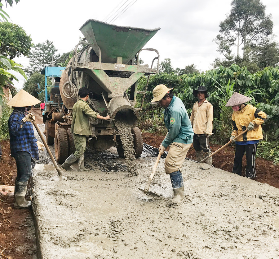  Người dân làng Mrông Yố 1 (xã Ia Ka, huyện Chư Păh) đóng góp ngày công làm đường giao thông nông thôn. Ảnh: Nguyễn Diệp
