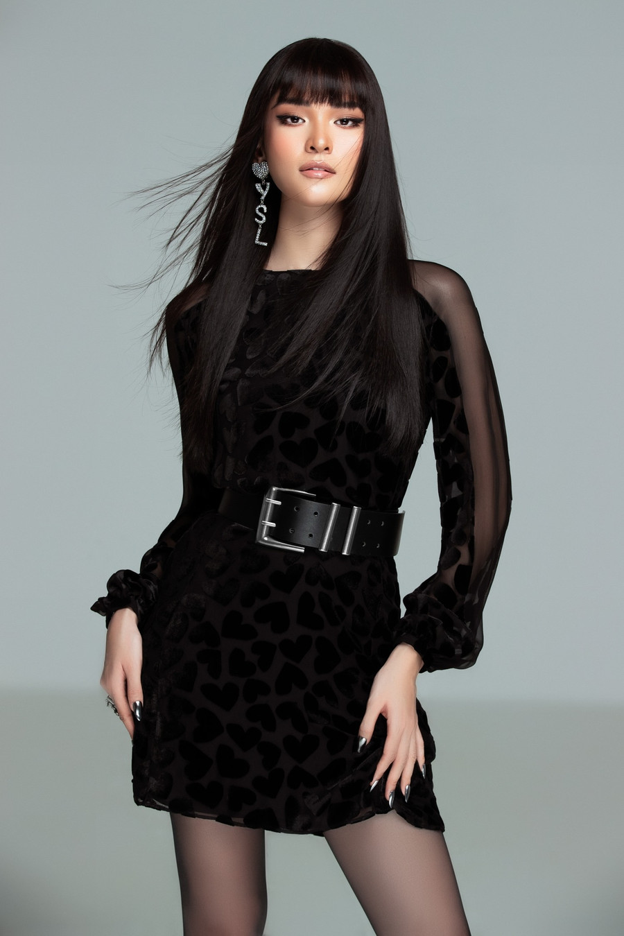 Cô tinh tế chọn khoác blazer nâu phối cùng, phù hợp với xu hướng thời trang thu - đông hiện tại. Nhằm hoàn thiện phong cách, mỹ nhân mang giày cao gót mũi nhọn hay boots đen. Đặc biệt, á hậu Thùy Dung lần đầu để tóc mái bằng, khác hẳn so với hình ảnh dịu dàng, nàng thơ trước đó. Cô tinh tế chọn khoác blazer nâu phối cùng, phù hợp với xu hướng thời trang thu - đông hiện tại. Nhằm hoàn thiện phong cách, mỹ nhân mang giày cao gót mũi nhọn hay boots đen. Đặc biệt, á hậu Thùy Dung lần đầu để tóc mái bằng, khác hẳn so với hình ảnh dịu dàng, nàng thơ trước đó.