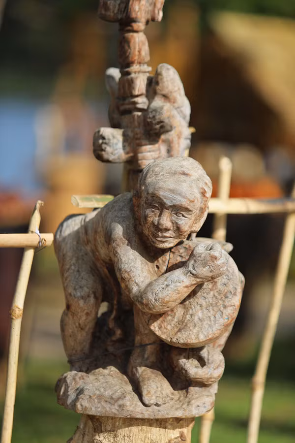 Những tác phẩm điêu khắc tượng gỗ về tập tục, văn hoá Tây Nguyên được gói gọn trong phạm vi một cây gỗ tròn, mọi chi tiết thể hiện tác phẩm đều không được chắp nối