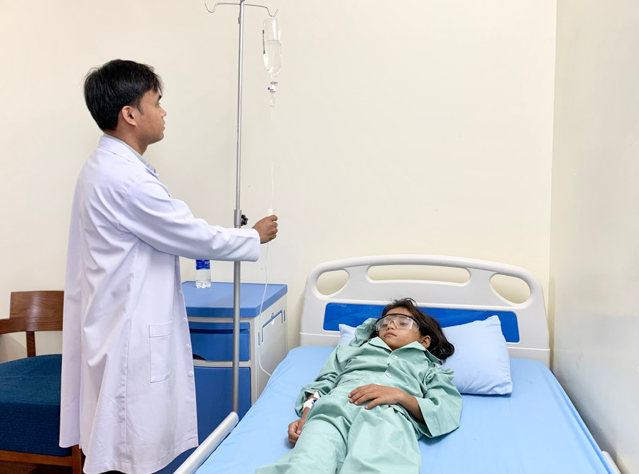 Em Y Nghĩ đã nhìn lại được sau ca phẫu thuật đục thủy tinh thể. Ảnh: Như Nguyện