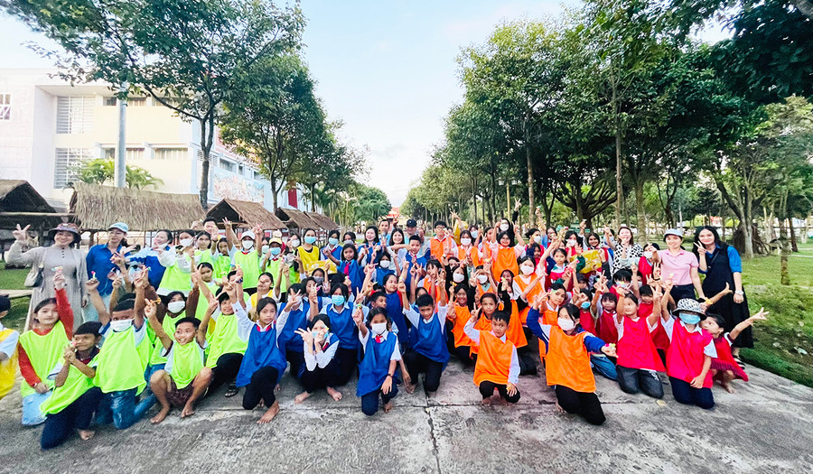 Các em thiếu nhi được tuyên dương tham gia một số hoạt động tập thể vui nhộn. Ảnh: Phan Lài