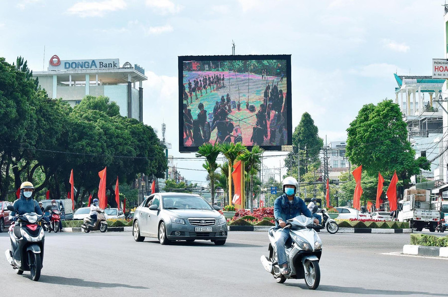 Bảng điện tử đặt tại ngã ba Hoa Lư, TP. Pleiku. Ảnh: Đ.T Bảng điện tử đặt tại ngã ba Hoa Lư, TP. Pleiku. Ảnh: Đ.T