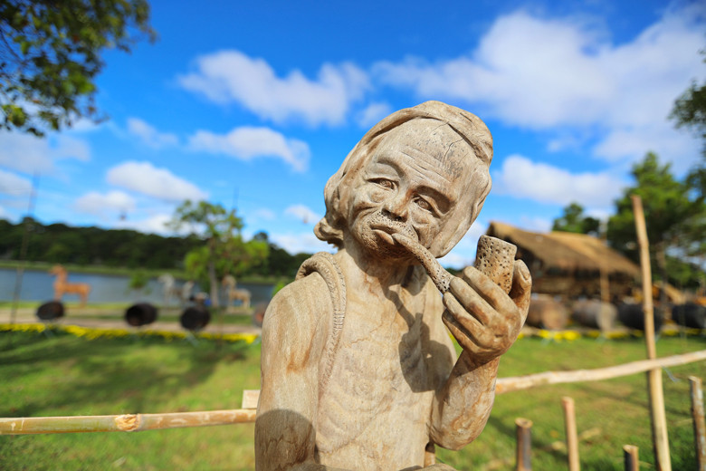 Mỗi bức tượng được tạc là một tác phẩm nghệ thuật độc đáo Mỗi bức tượng được tạc là một tác phẩm nghệ thuật độc đáo