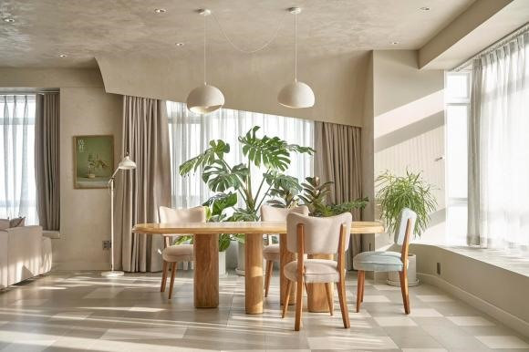 Không gian bàn ăn bài trí rộng rãi, thoáng đãng,