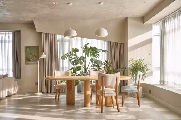 Không gian bàn ăn bài trí rộng rãi, thoáng đãng,