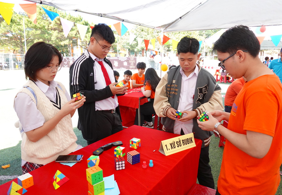 Học sinh hào hứng tham gia trải nghiệm các trò chơi 