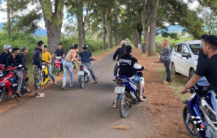 Nhiều thanh-thiếu niên tụ tập đua xe tại khu vực hàng thông trăm tuổi. Ảnh: Vòng Thị Huyền Nhiều thanh-thiếu niên tụ tập đua xe tại khu vực hàng thông trăm tuổi. Ảnh: Vòng Thị Huyền