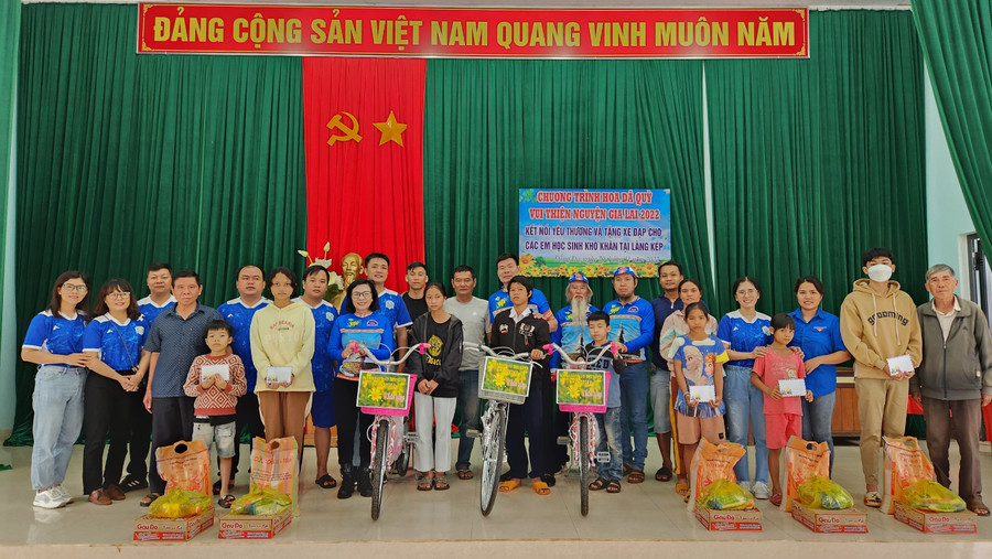 Ban tổ chức chương trình Kết nôi yêu thương tặng xe đạp và quà cho các em học sinh khó khăn ở làng Kép (phường Đống Đa, TP. Pleiku). Ảnh: Minh Nhật