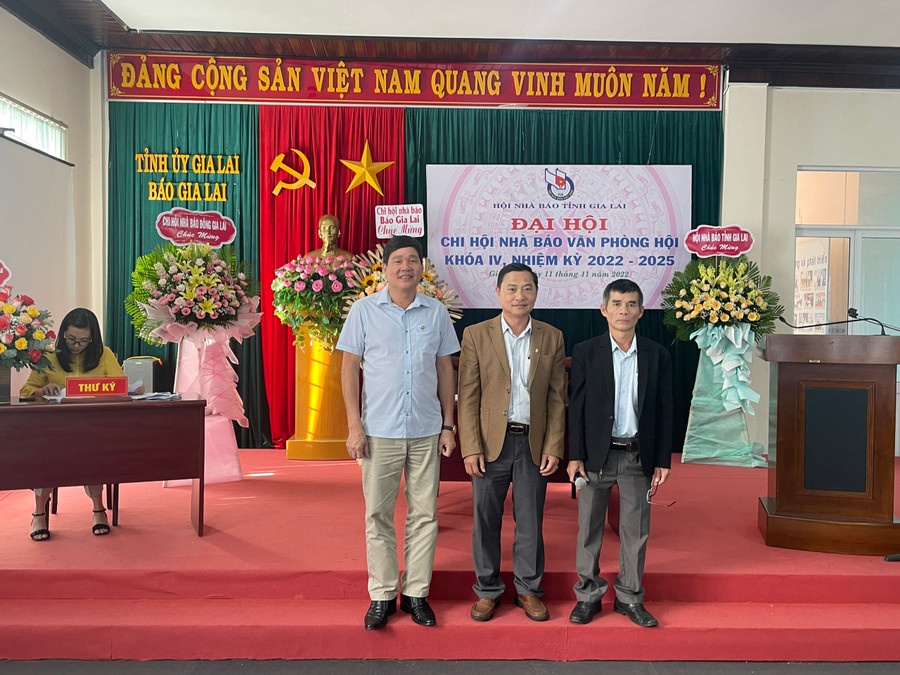 Ban Thư ký Chi hội khóa IV, nhiệm kỳ 2022-2015 ra mắt Đại hội. Ảnh Lam Nguyên