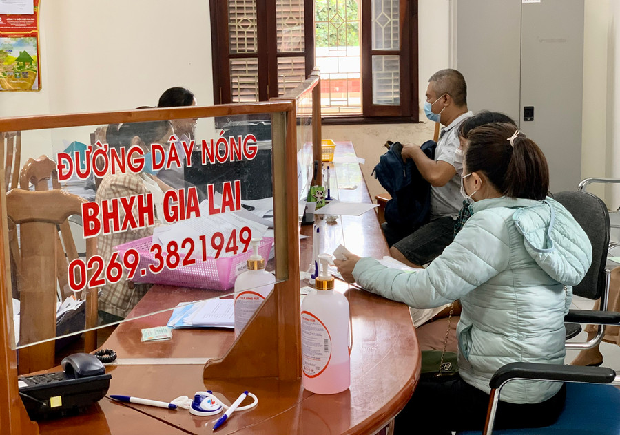 Nhân viên BHXH Gia Lai hướng dẫn người dân các thủ tục, chính sách liên quan BHXH, BHYT. Ảnh: Như Nguyện Nhân viên BHXH Gia Lai hướng dẫn người dân các thủ tục, chính sách liên quan BHXH, BHYT. Ảnh: Như Nguyện