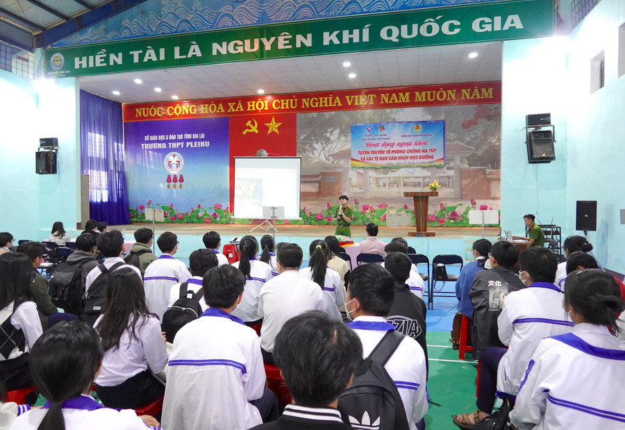 Hoạt động ngoại khóa tuyên truyền về phòng-chống ma túy tại Trường THPT Pleiku. Ảnh: Mộc Trà