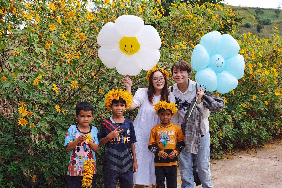 Sự đáng yêu của các em bé ở Chư Đang Ya thu hút du khách chụp ảnh. Ảnh: Hoàng Ngọc Sự đáng yêu của các em bé ở Chư Đang Ya thu hút du khách chụp ảnh. Ảnh: Hoàng Ngọc