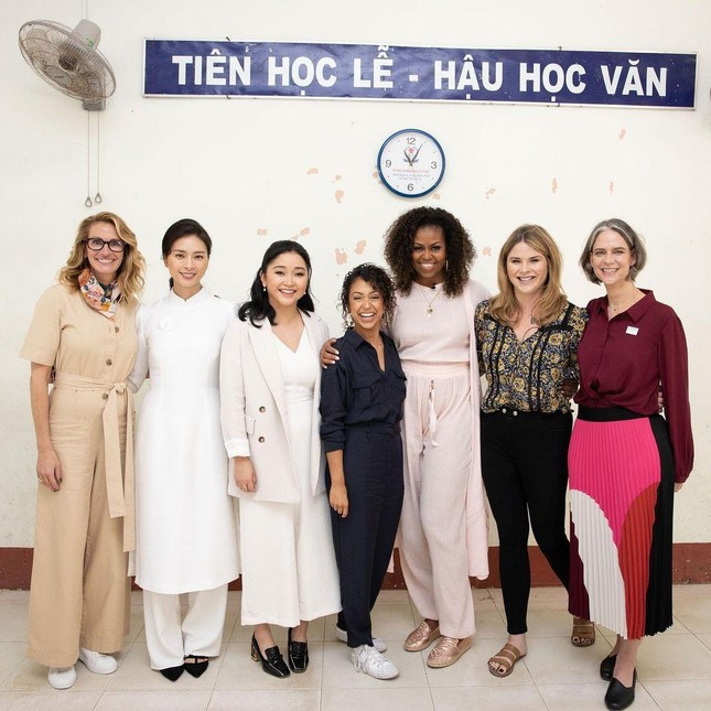 Lana cùng bà Obama, Julia Roberts, Ngô Thanh Vân và các nhà hoạt động Mỹ đến Việt Nam 3 năm trước. Ảnh: Instagram. Lana cùng bà Obama, Julia Roberts, Ngô Thanh Vân và các nhà hoạt động Mỹ đến Việt Nam 3 năm trước. Ảnh: Instagram.