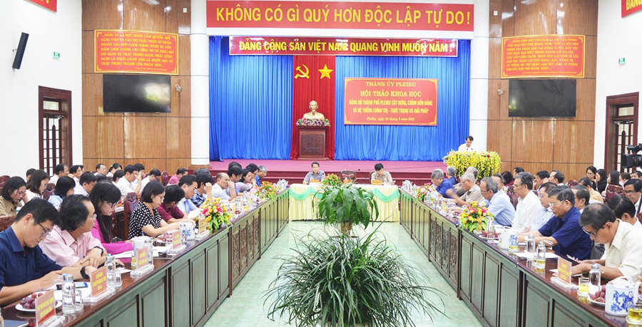 Các đại biểu dự hội thảo khoa học với chủ đề “Đảng bộ TP. Pleiku xây dựng, chỉnh đốn Đảng và hệ thống chính trị-Thực trạng và giải pháp”. Ảnh: Phương Dung Các đại biểu dự hội thảo khoa học với chủ đề “Đảng bộ TP. Pleiku xây dựng, chỉnh đốn Đảng và hệ thống chính trị-Thực trạng và giải pháp”. Ảnh: Phương Dung