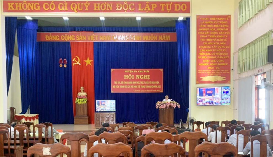 Quang cảnh hội nghị trực tuyến đối thoại giữa cấp ủy, chính quyền với các hội đoàn thể. Ảnh: Hà Chi