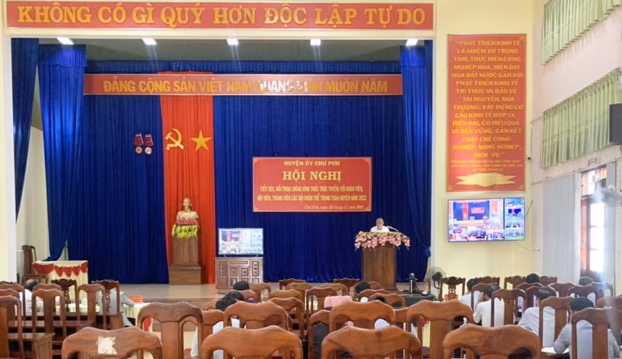 Quang cảnh hội nghị trực tuyến đối thoại giữa cấp ủy, chính quyền với các hội đoàn thể. Ảnh: Hà Chi