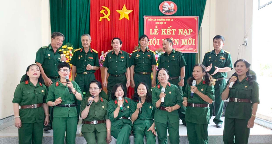  Đội tuyên truyền văn nghệ CCB tỉnh biểu diễn tại lễ kết nạp hội viên mới của Chi hội CCB tổ 12, phường Hoa Lư, TP. Pleiku. Ảnh: Nhật Hào