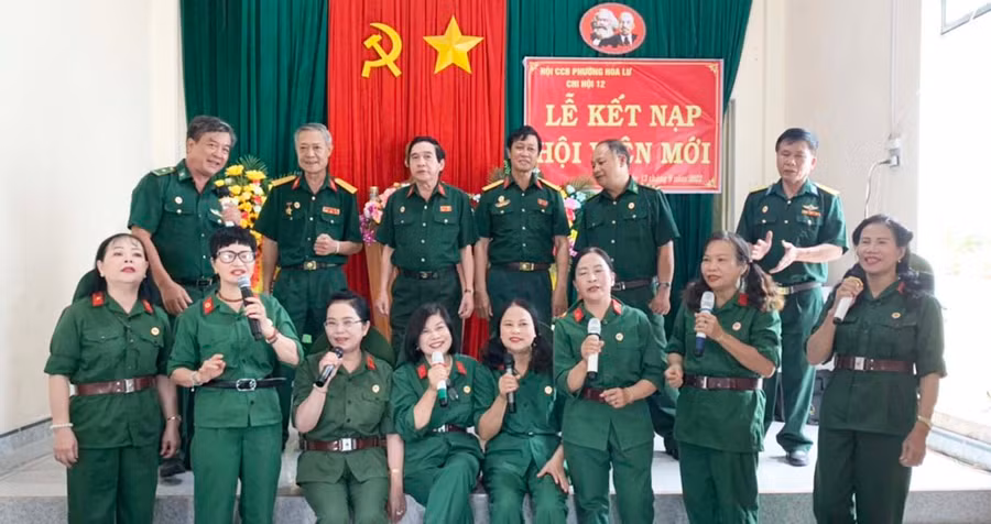  Đội tuyên truyền văn nghệ CCB tỉnh biểu diễn tại lễ kết nạp hội viên mới của Chi hội CCB tổ 12, phường Hoa Lư, TP. Pleiku. Ảnh: Nhật Hào