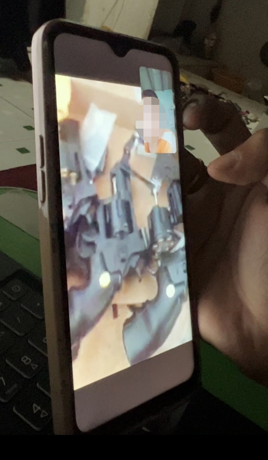 Tài khoản Nguyễn Toàn gọi video call quay trực tiếp kho súng cho PV xem. Ảnh: Trần Duy Khánh Tài khoản Nguyễn Toàn gọi video call quay trực tiếp kho súng cho PV xem. Ảnh: Trần Duy Khánh