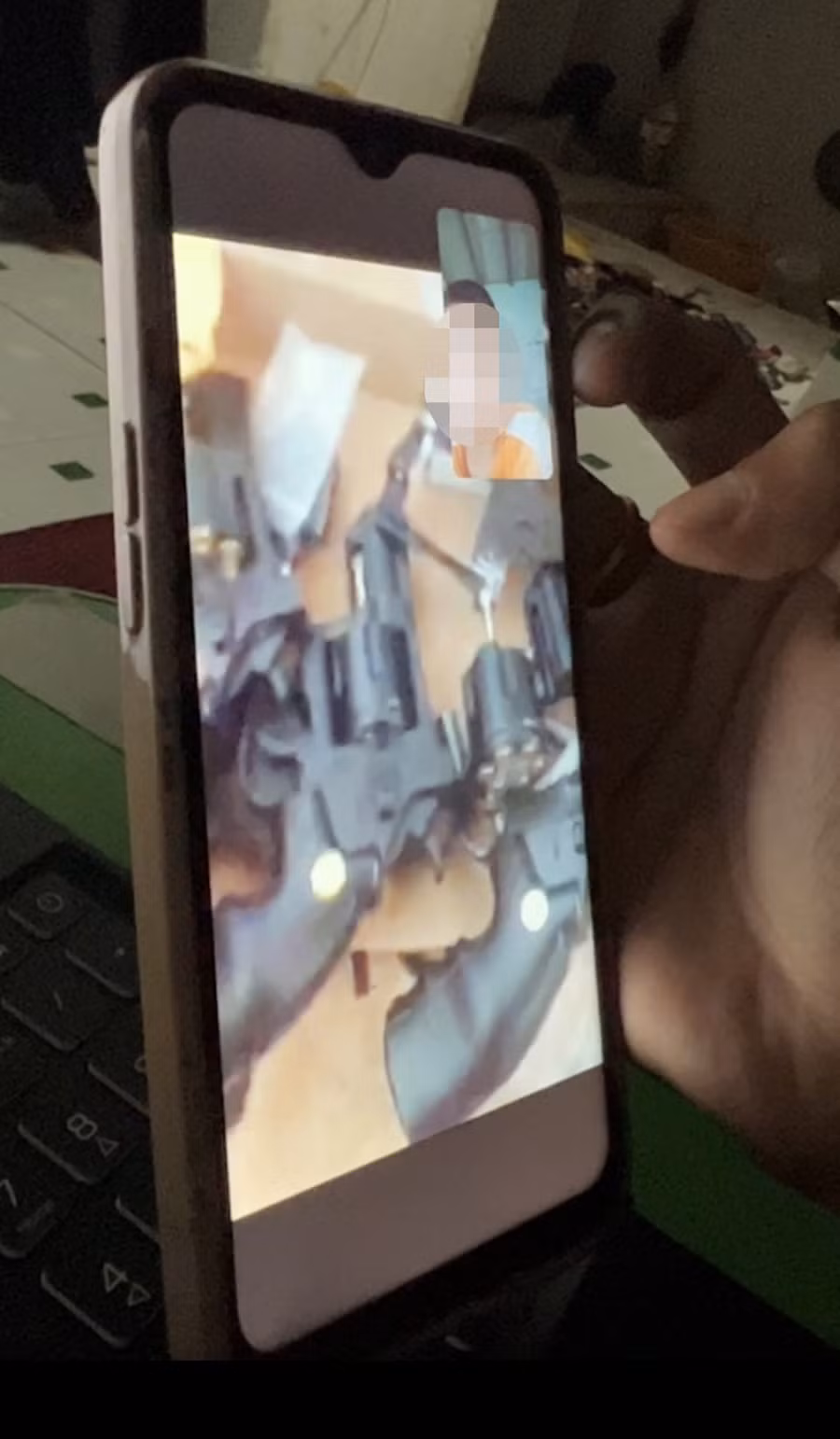 Tài khoản Nguyễn Toàn gọi video call quay trực tiếp kho súng cho PV xem. Ảnh: Trần Duy Khánh