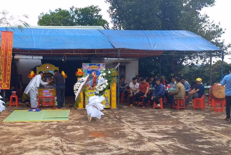 Thi thể cháu Q. được gia đình tổ chức mai táng theo phong tục địa phương. Ảnh: Người dân cung cấp