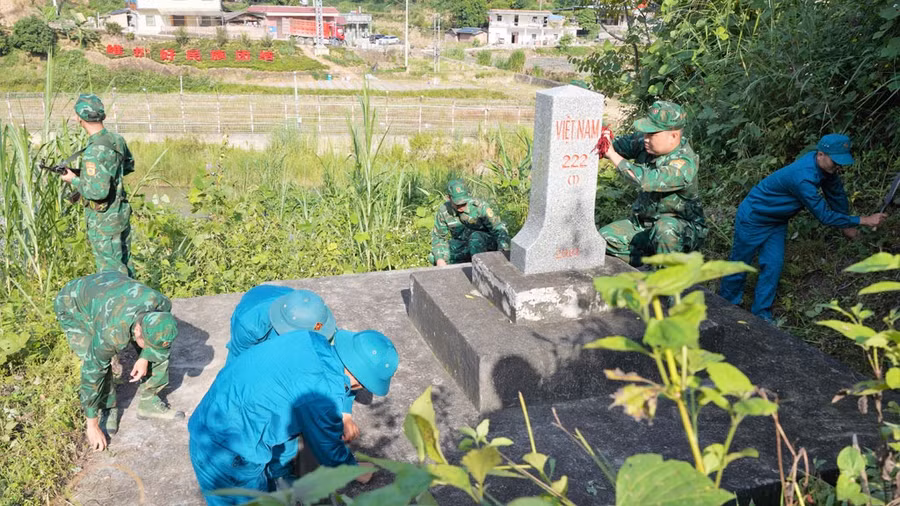 Bộ đội Đồn biên phòng Bản Máy và dân quân quét dọn, phát quang khu vực mốc 222 (1)