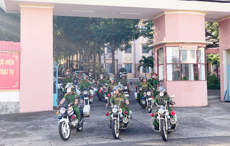 Công an tỉnh Gia Lai ra quân thực hiện cao điểm tấn công, trấn áp tội phạm Tết Nguyên đán Quý Mão 2023 ảnh 2 Lực lượng Công an tỉnh Gia Lai diễu hành, ra quân đợt cao điểm tấn công, trấn áp tội phạm, bảo đảm an ninh trật tự. Ảnh: R'Ô HOK