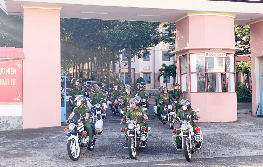 Lực lượng Công an tỉnh Gia Lai diễu hành, ra quân đợt cao điểm tấn công, trấn áp tội phạm, bảo đảm an ninh trật tự. Ảnh: R'Ô HOK