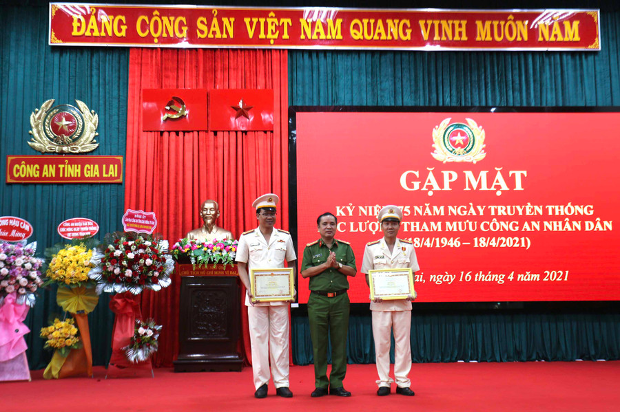 Tập thể và cá nhân thuộc Phòng Tham mưu (Công an tỉnh) nhận bằng khen của Bộ trưởng Bộ Công an. Ảnh: Văn Ngọc