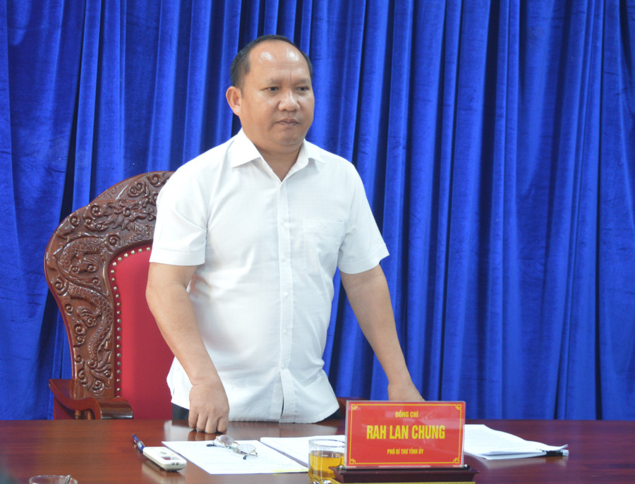 Phó Bí thư Tỉnh ủy Rah Lan Chung phát biểu kết luận tại buổi làm việc. Ảnh: Anh Huy