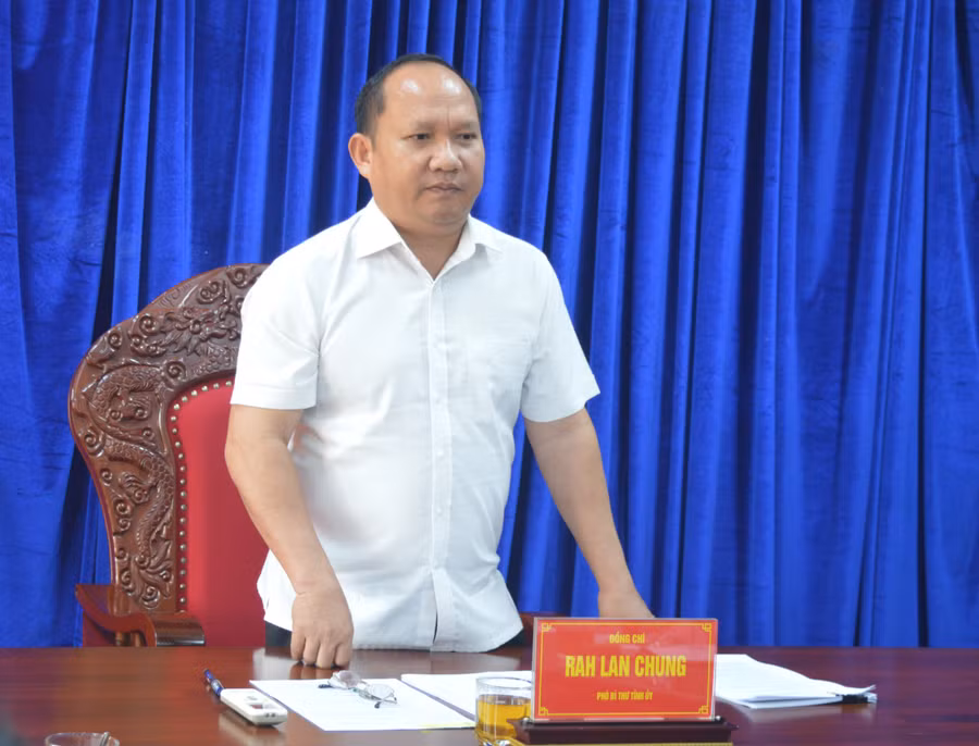 Phó Bí thư Tỉnh ủy Rah Lan Chung phát biểu kết luận tại buổi làm việc. Ảnh: Anh Huy