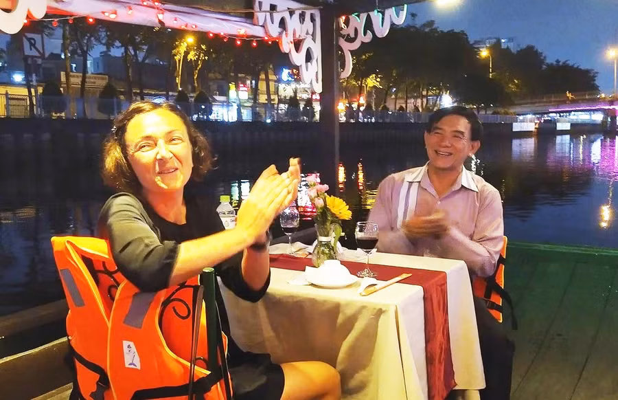 Du khách nước ngoài khám phá Nhiêu Lộc- Thị Nghè về đêm