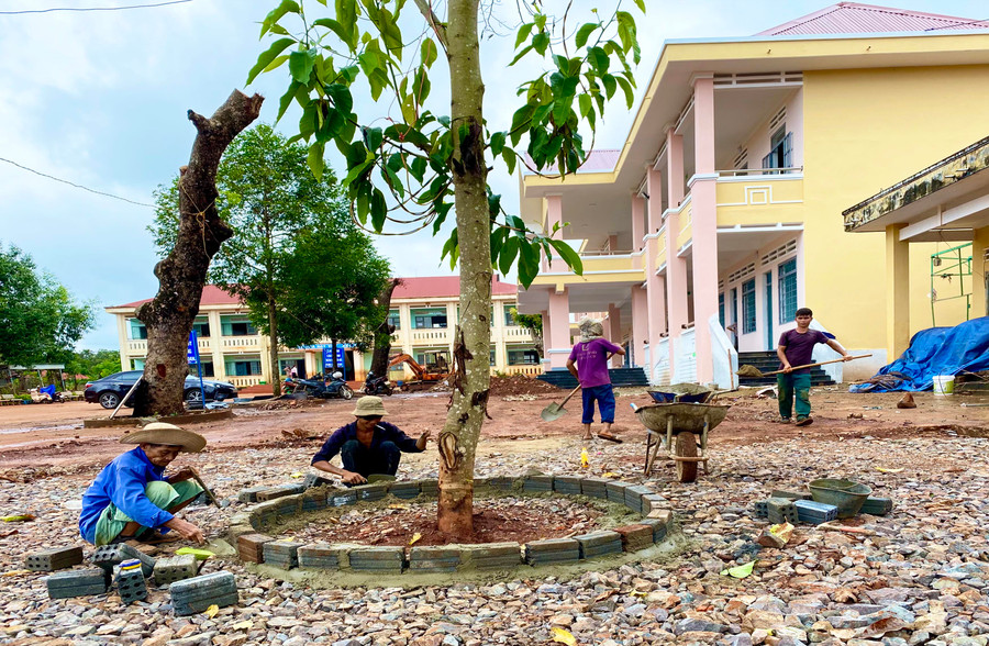 Thi công hạng mục sân bê tông Trường Tiểu học Ngô Mây (xã Ia Kla, huyện Đức Cơ). Ảnh: Hà Duy Thi công hạng mục sân bê tông Trường Trường Tiểu học Ngô Mây (xã Ia Kla, huyện Đức Cơ). Ảnh: Hà Duy