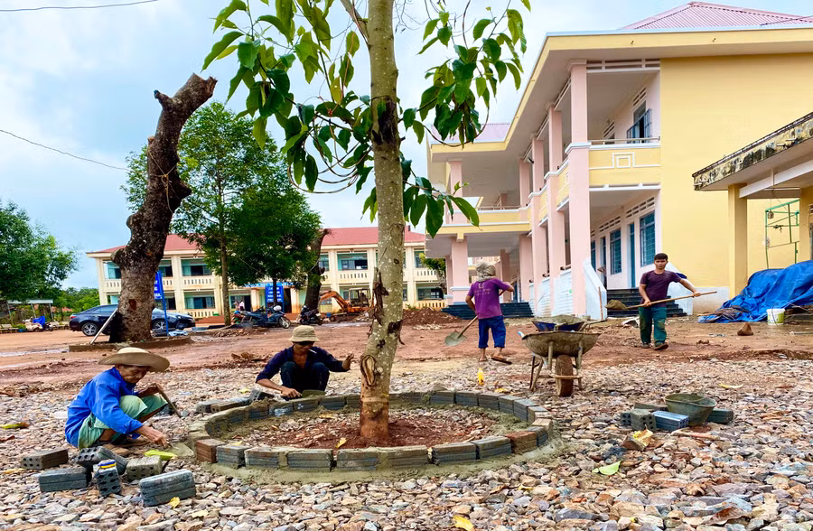 Thi công hạng mục sân bê tông Trường Trường Tiểu học Ngô Mây (xã Ia Kla, huyện Đức Cơ). Ảnh: Hà Duy