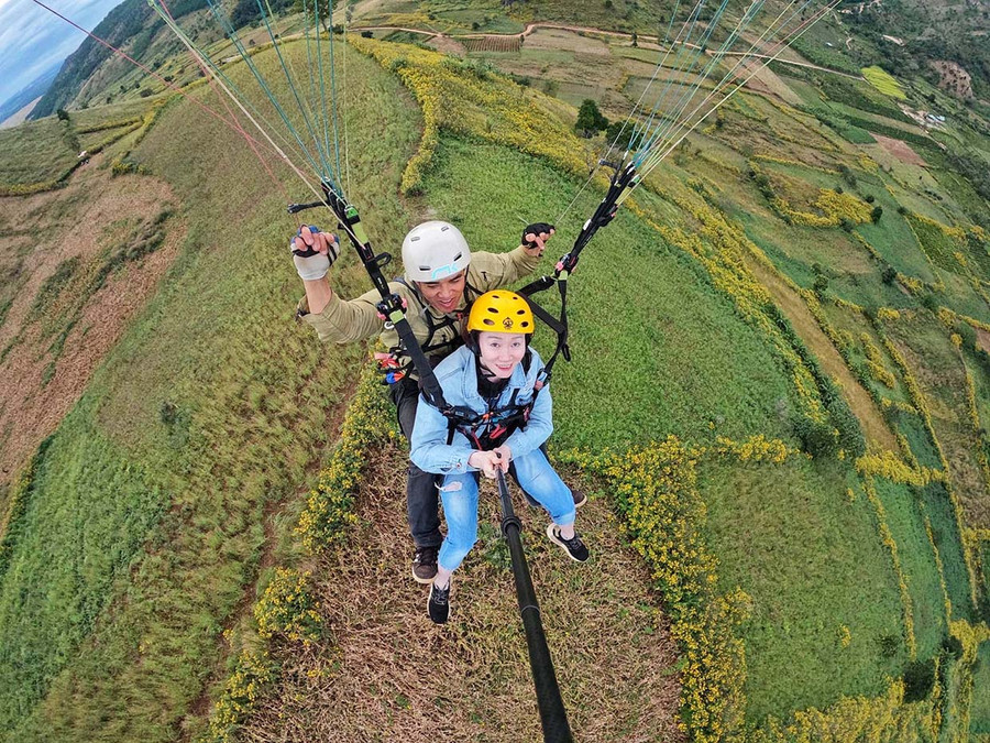Du khách trải nghiệm dù lượn trên núi lửa Chư Đang Ya. Ảnh: Minh Châu  Du khách trải nghiệm dù lượn trên núi lửa Chư Đang Ya. Ảnh: Minh Châu