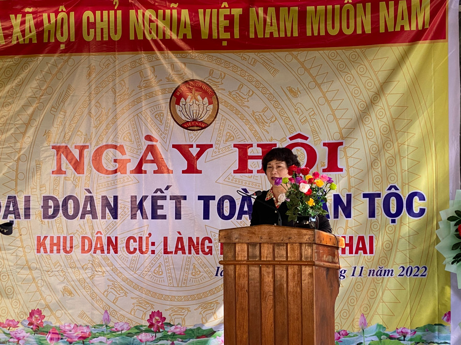 Đồng chí Phạm Thị Tố Hải phát biểu tại Ngày hội Đại đoàn kết toàn dân tộc tại làng Nú. Ảnh: Sơn Ca.