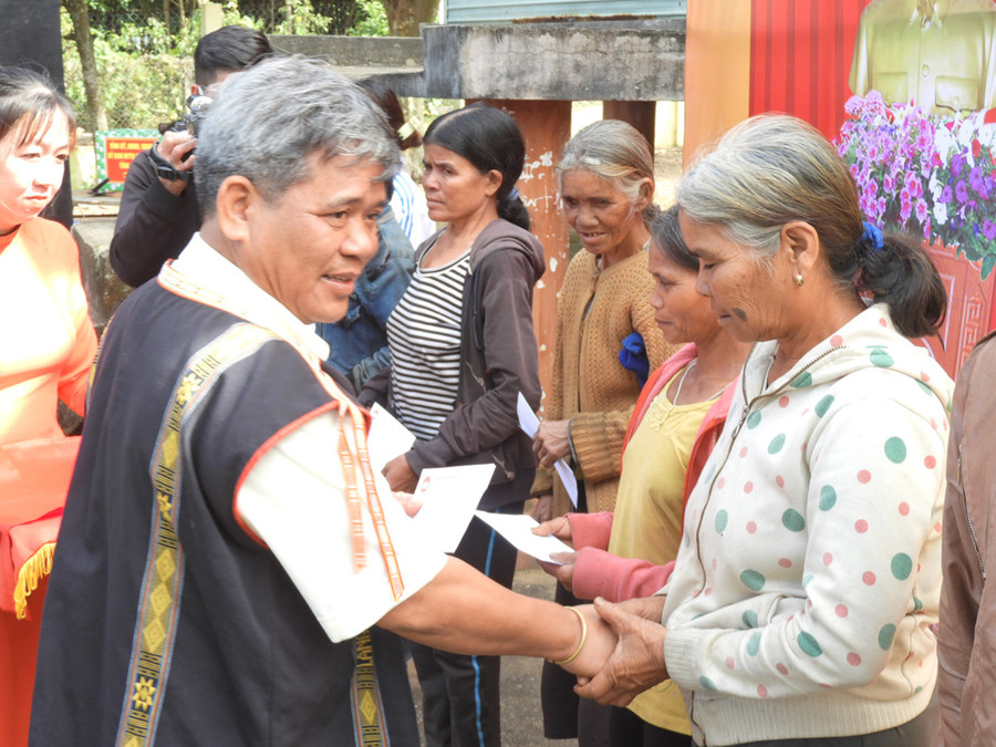 Chủ tịch Ủy ban MTTQ Việt Nam tỉnh Hồ Văn Điềm tặng quà hộ khó khăn. Ảnh: Thanh Nhật