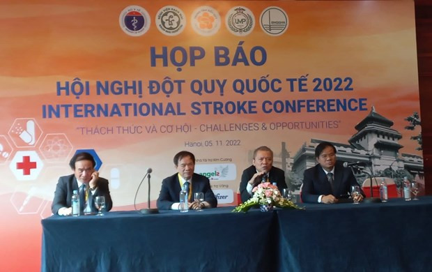 Các chuyên gia y tế trả lời tại buổi họp báo. (Ảnh: PV/Vietnam+)