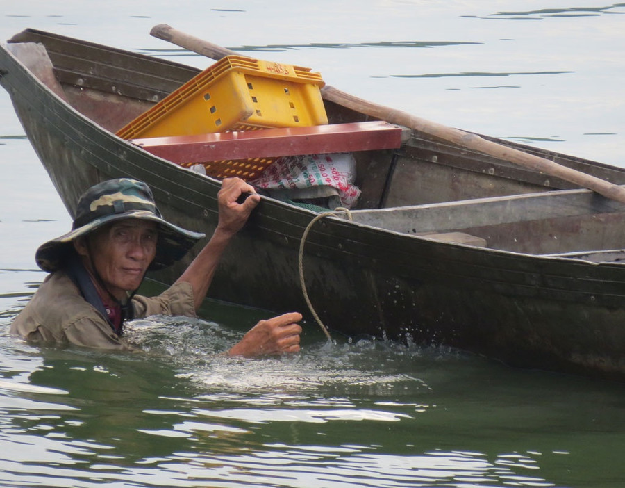 Mò bắt trai tại đầm An Khê. Ảnh: Trang Thy