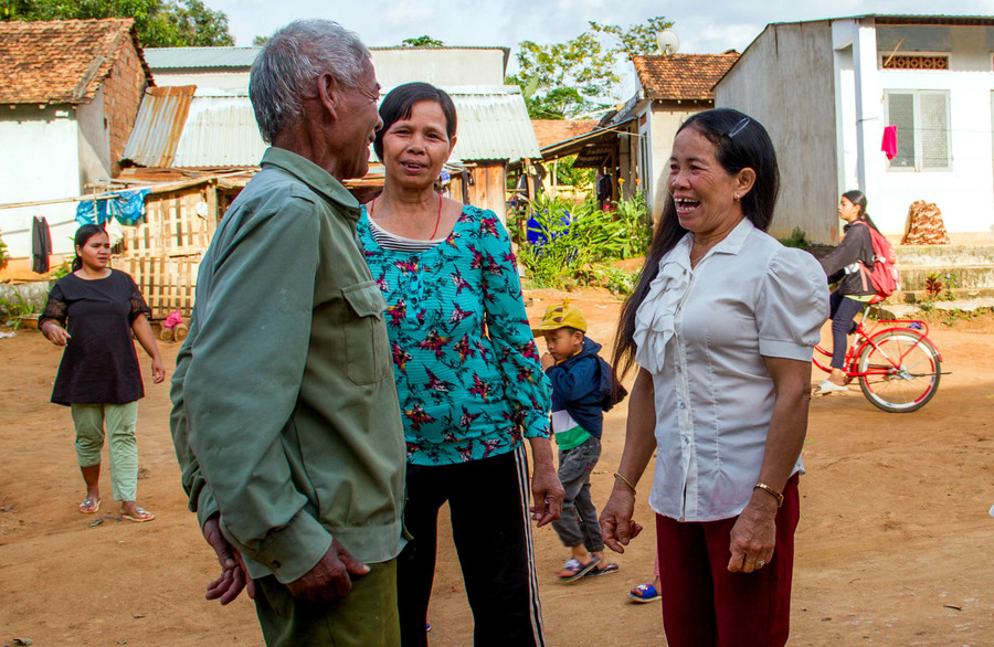 Bà Y Nía (phải) tuyên truyền về nếp sống mới. Ảnh: H.T