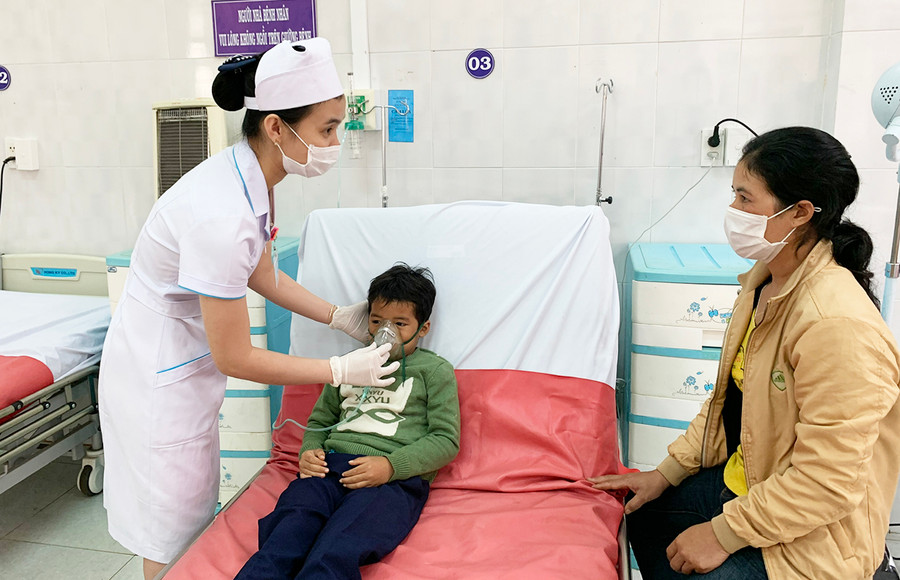 Điều dưỡng viên Dương Thị Thanh Lam tiếp nhận, chăm sóc một bệnh nhi. Ảnh: Như Nguyện  Điều dưỡng viên Dương Thị Thanh Lam tiếp nhận, chăm sóc một bệnh nhi. Ảnh: Như Nguyện