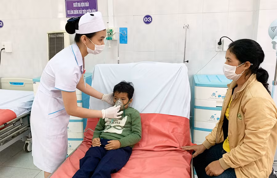  Điều dưỡng viên Dương Thị Thanh Lam tiếp nhận, chăm sóc một bệnh nhi. Ảnh: Như Nguyện