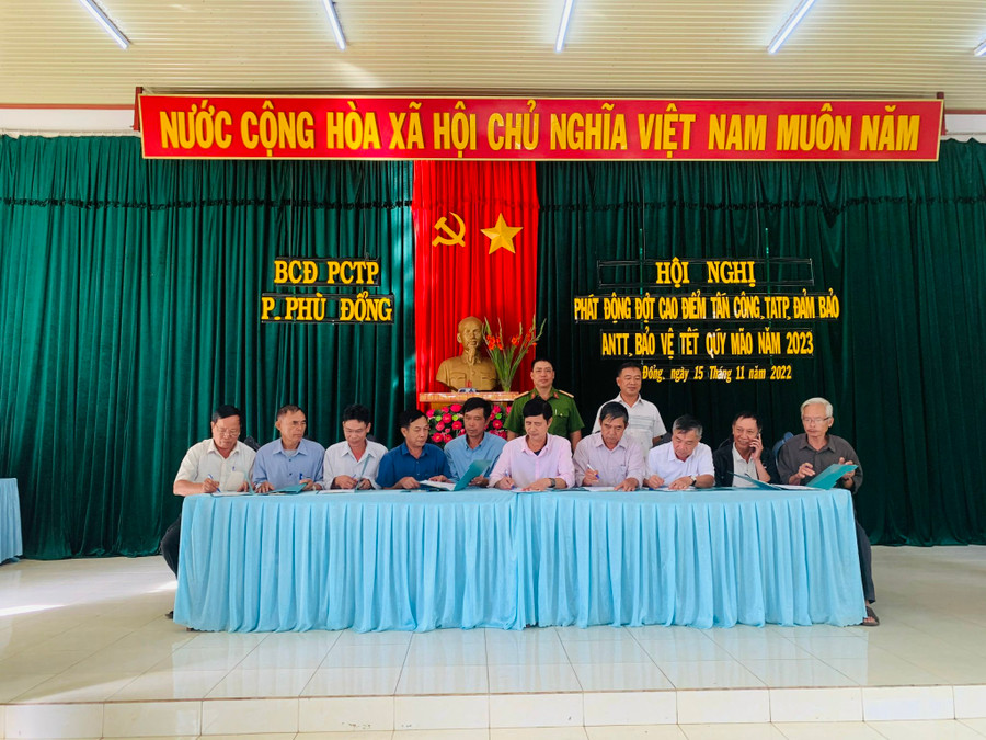 Các tổ trưởng tổ dân phố ký cam kết không để xảy ra hoạt động sản xuất, mua bán, tàng trữ, vận chuyển và sử dụng pháo nổ trái phép. Ảnh: Nhật Hào