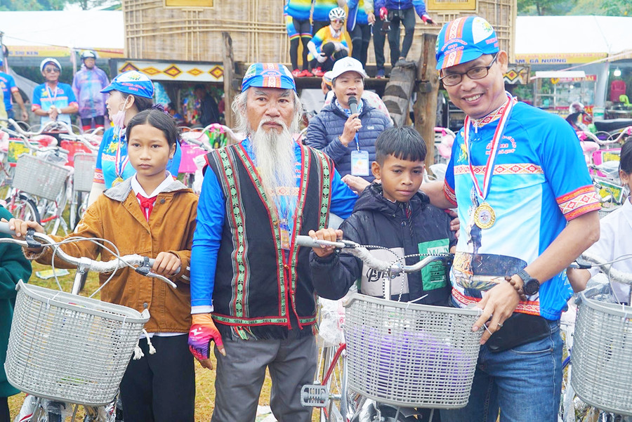 Ban tổ chức tặng xe đạp cho các em học sinh nghèo hiếu học trên địa bàn tỉnh. Ảnh: Sơn Ca Ban tổ chức tặng xe đạp cho các em học sinh nghèo hiếu học trên địa bàn tỉnh. Ảnh: S.C