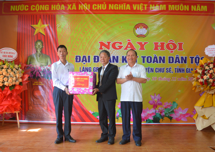 Phó Bí thư Tỉnh ủy trao quà cho cán bộ, người dân làng Greo Sék. Ảnh: Anh Huy