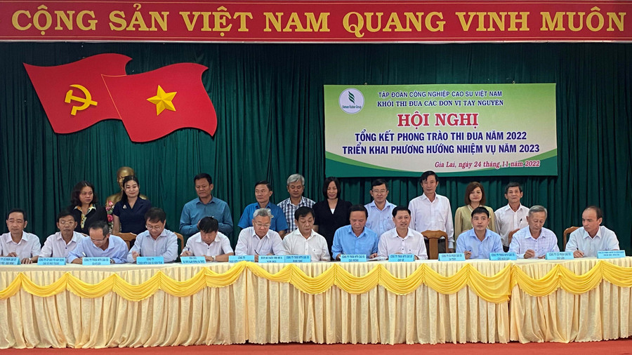 Các đơn vị trong khối ký kết giao ước thi đua năm 2023. Ảnh: Hà Đức Thành
