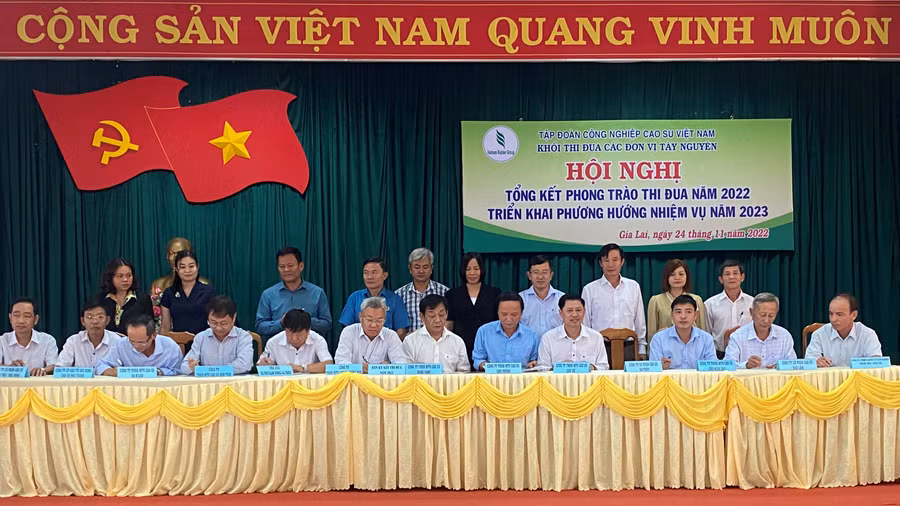 Các đơn vị trong khối ký kết giao ước thi đua năm 2023. Ảnh: Hà Đức Thành